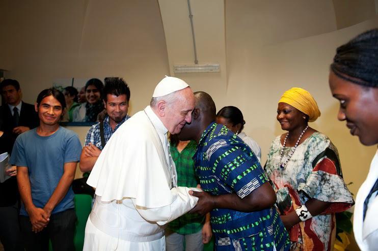 I rifugiati del Centro Astalli incontrano Papa Francesco. Ripamonti, Centro Astalli: La violenza e l’odio si vincono con il dialogo e la pace